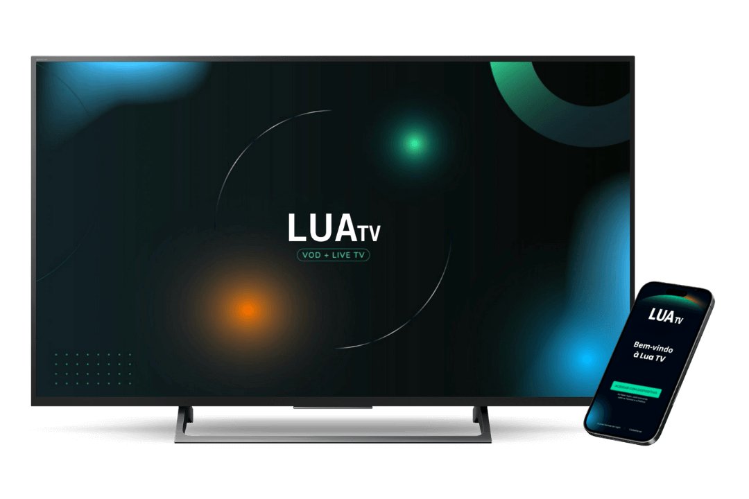 uma tv com a tela reproduzindo três imagens diferentes, um homem e uma explosão ao fundo, um homem no mar com o traje de mergulho tipo robô, um samurai montado em um cavalo com sua espada na mão e chamas de fogo ao fundo na cor vermelha e ao lado da tv um celular com o logotipo do website duna tv.